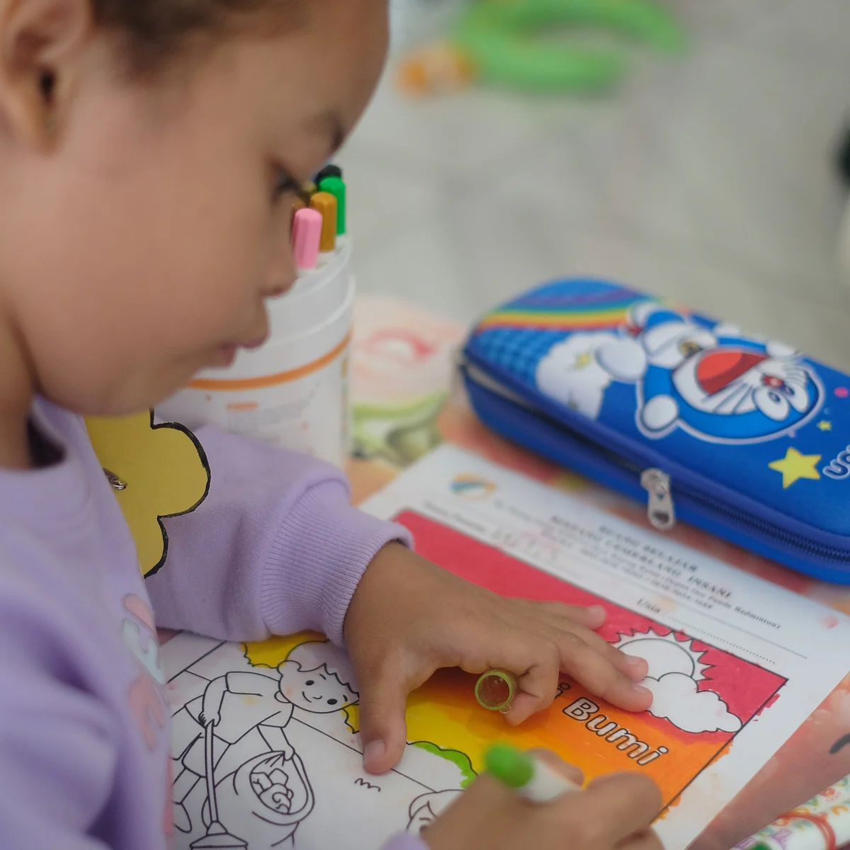 Adik-adik fokus mewarnai saat Lomba Mewarnai BCI