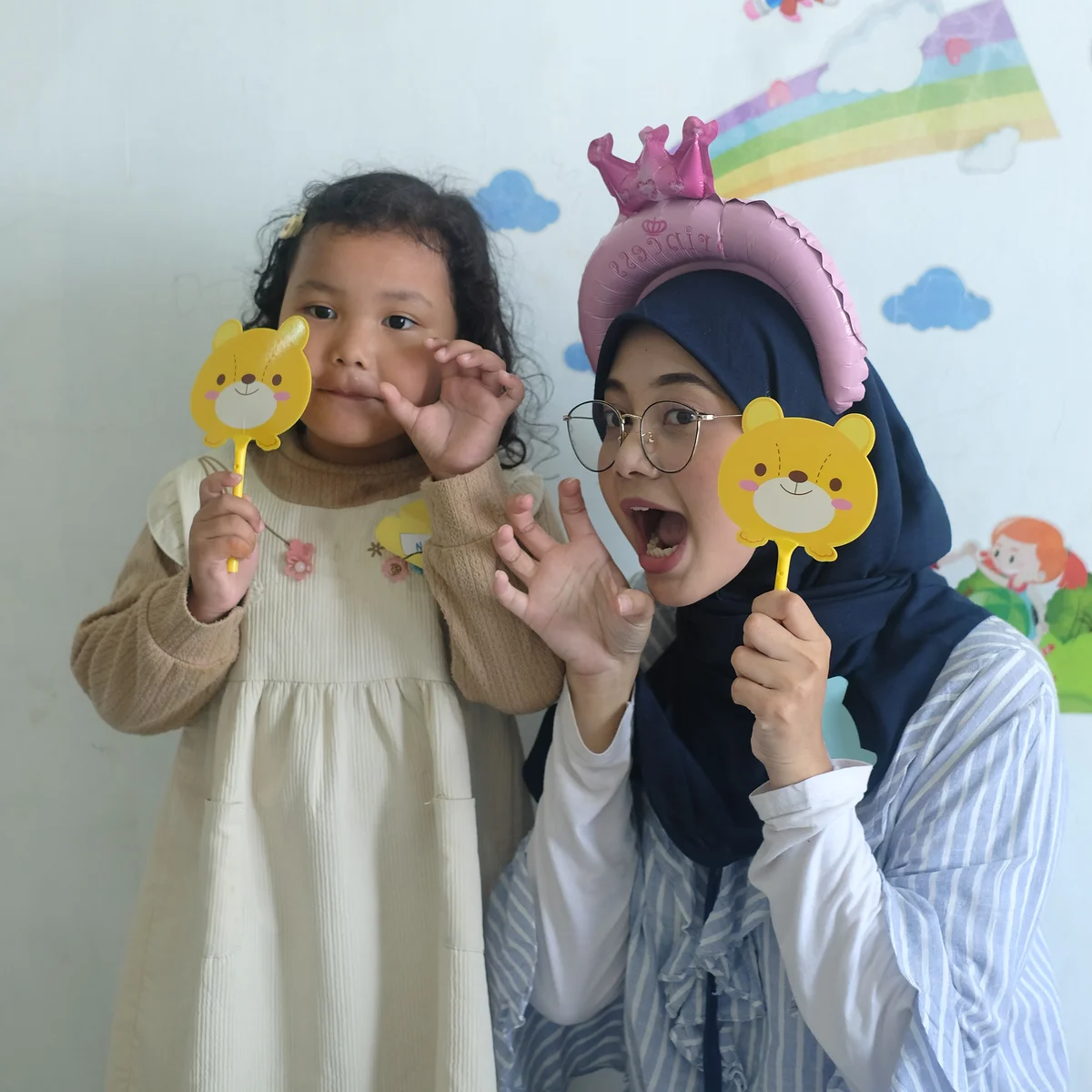 Kakak tutor antusias menyambut adik-adik